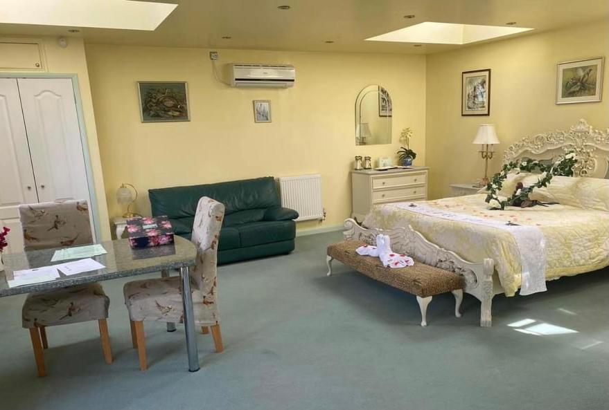 Pheasant Suites Colchester Bagian luar foto