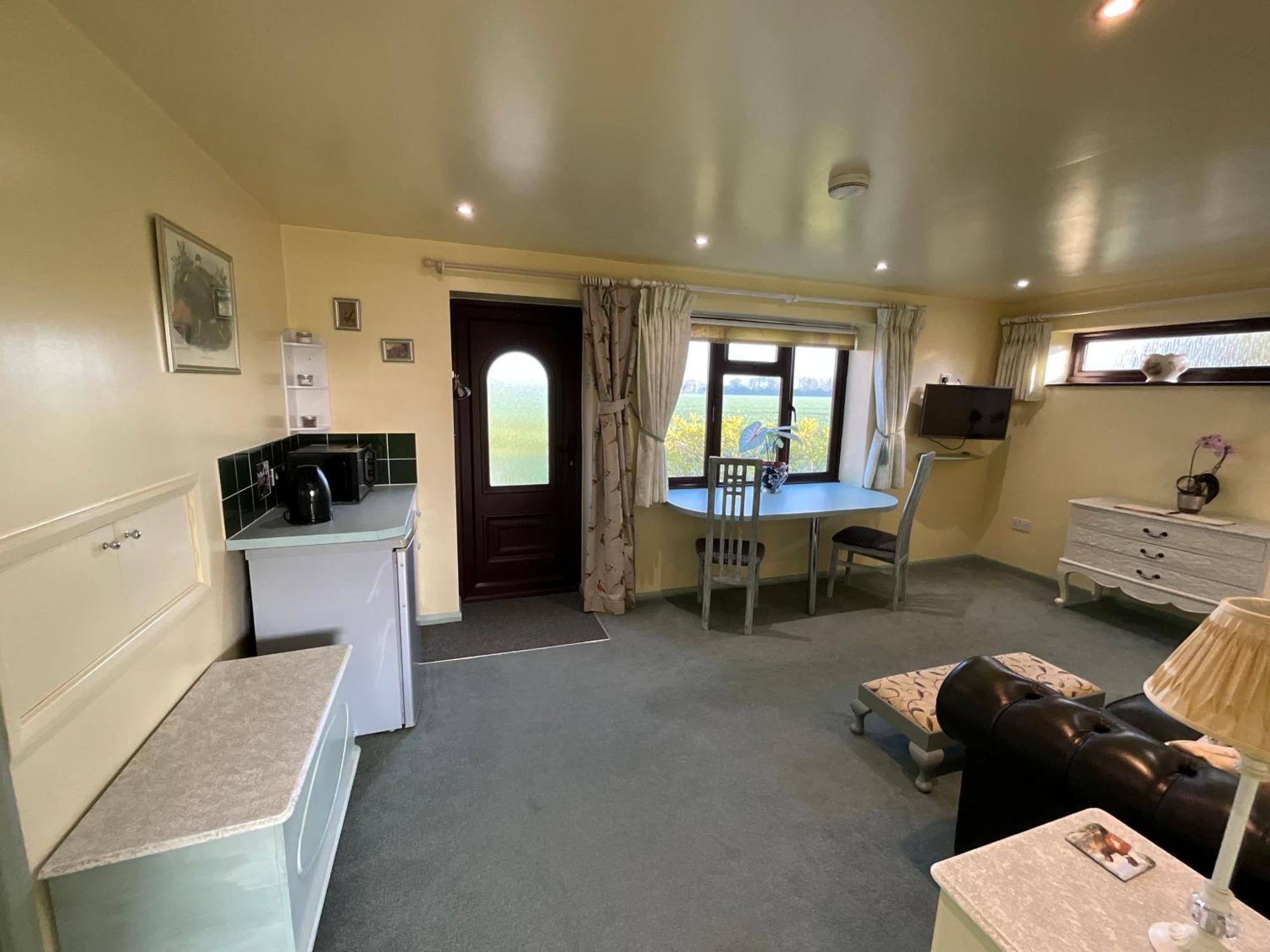Pheasant Suites Colchester Bagian luar foto